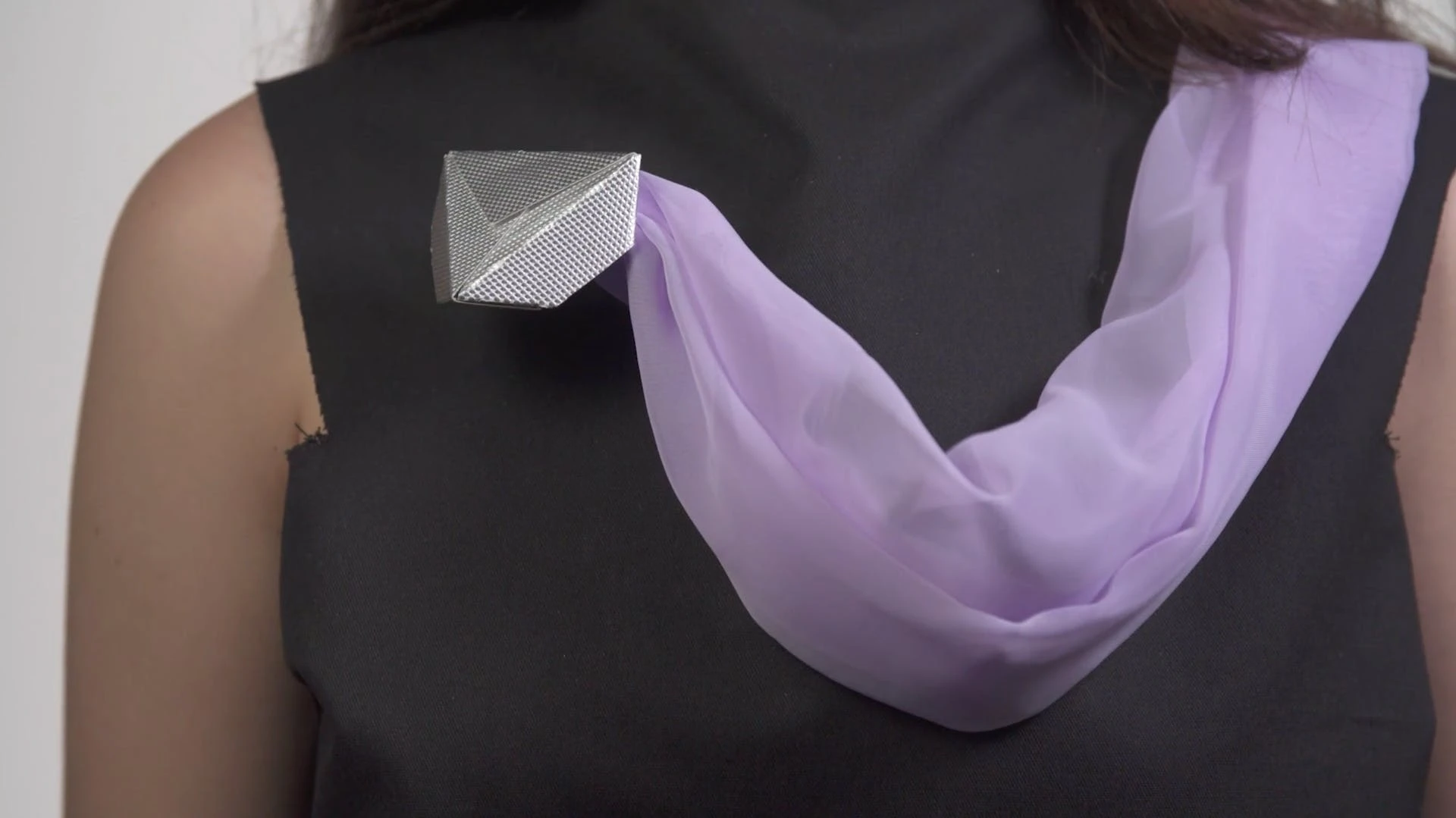 A scarf controlled by mini robots that crawl over clothing