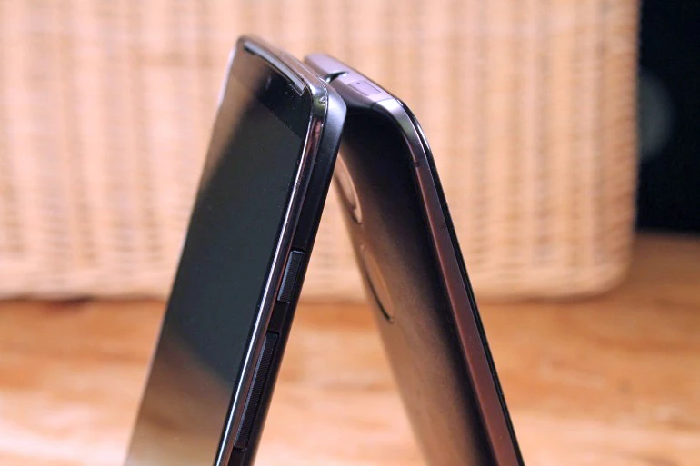 Droid Turbo (left) and Moto X (Photo: Eric Mack/Gizmag.com)
