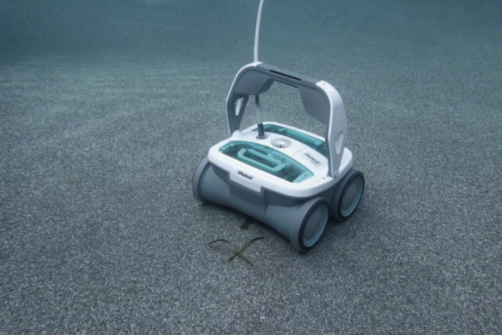 The Mirra 530, at work in a pool