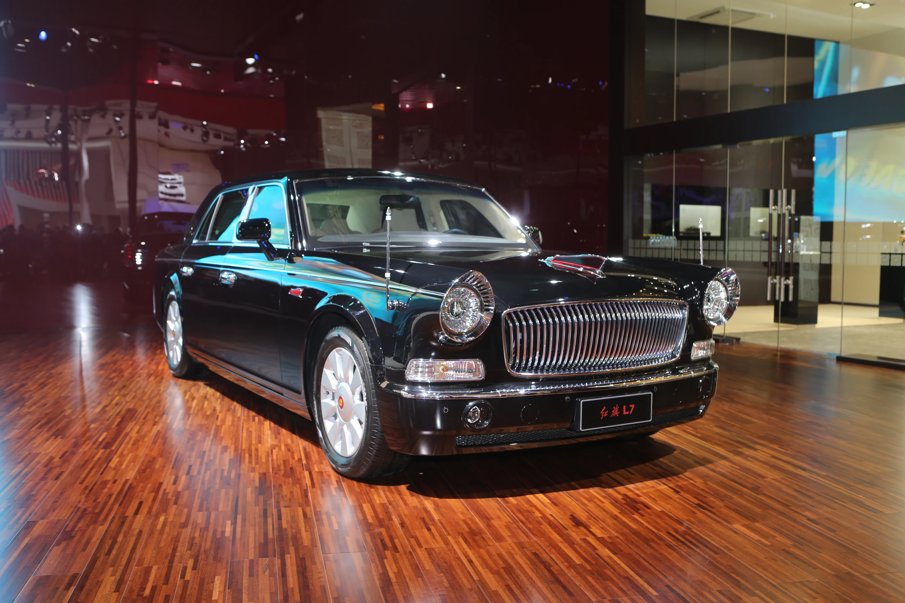 L7 recently ferried French President François Hollande, was the first foreign dignitary to ride in the new mid-sized Hongqi