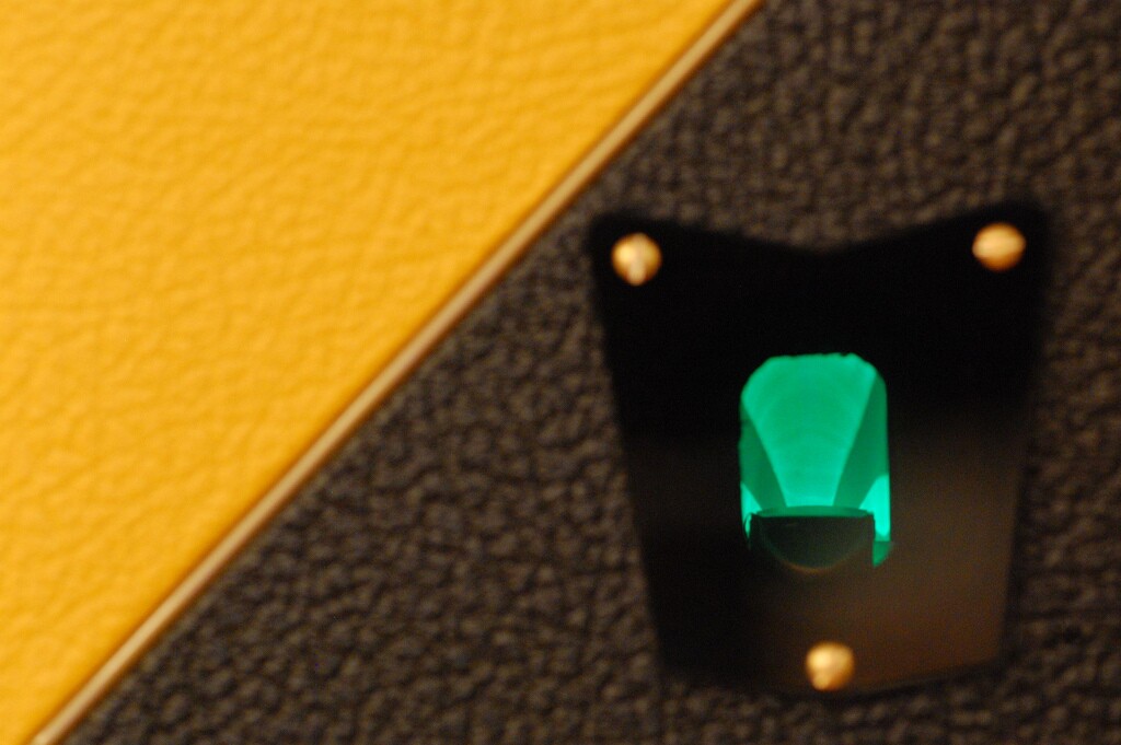 An EM80 tube Magic Eye VU meter on the front pulsates as you play