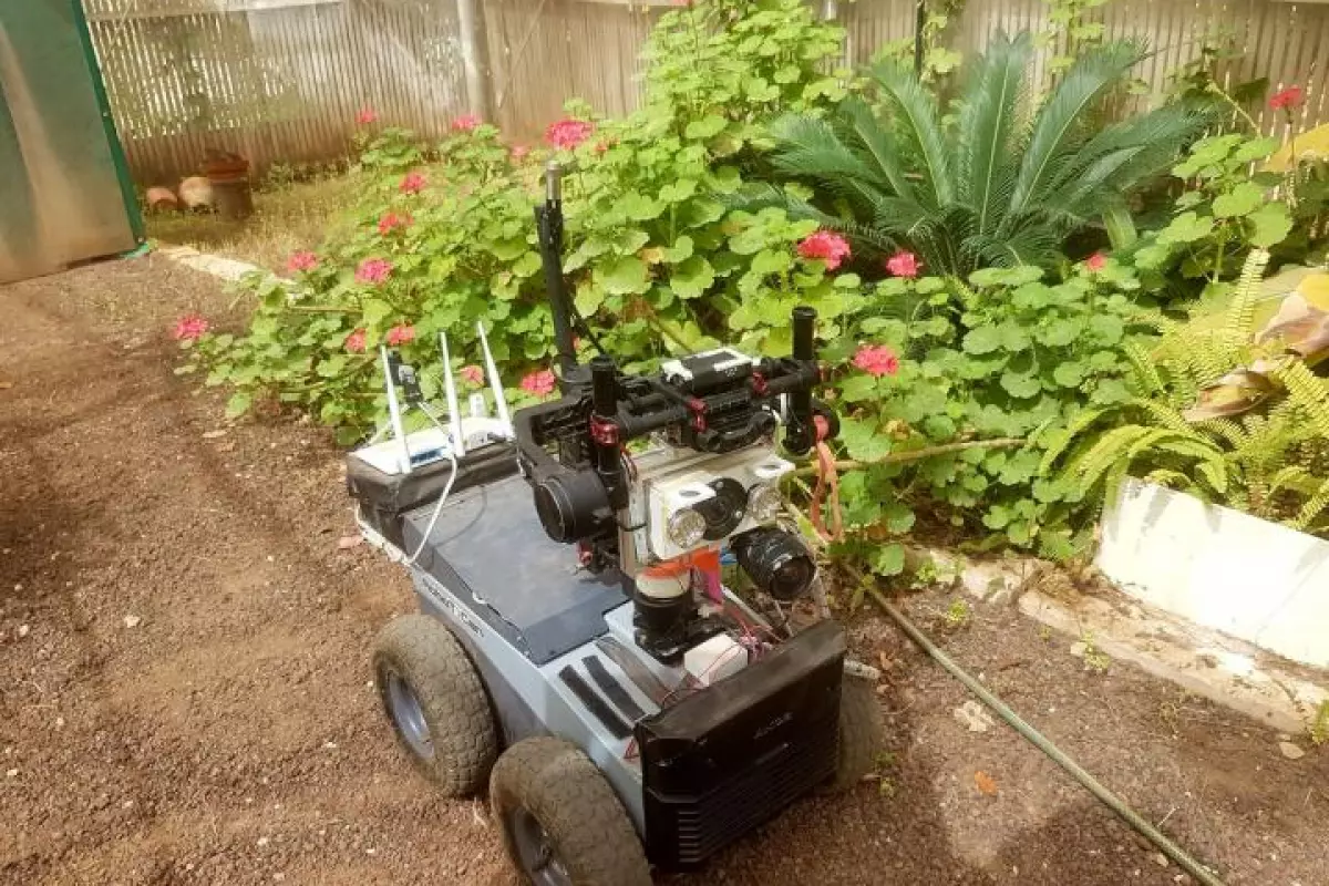 The Robat relies an ultrasonic speaker and a pair of ultrasonic microphones to mimic the echolocation abilities of bats