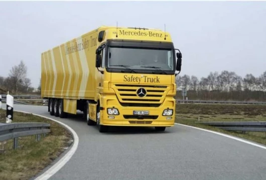 The Safety Truck is based on the Actros heavy truck and is already available from any authorised Mercedes-Benz outlet throughout Europe.