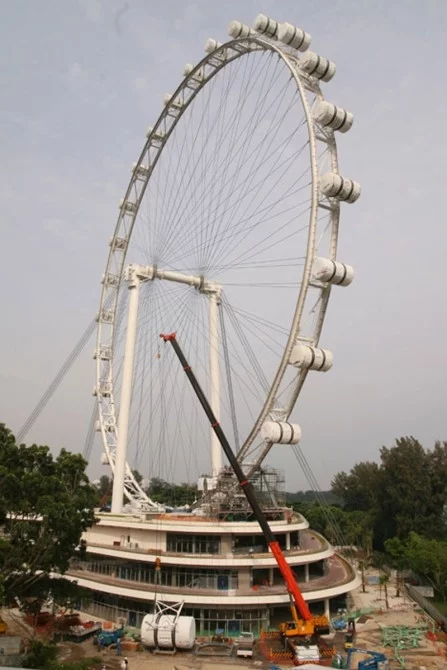 The final capsule is installed on the 165m Singapore Flyer