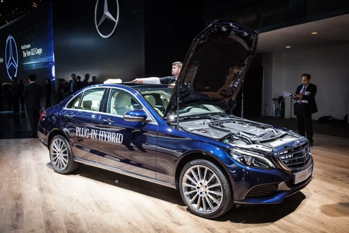The C-Class Plug-In Hybrid follows on from the S-Class plug-in (Photo: Loz Blain/Gizmag.com)