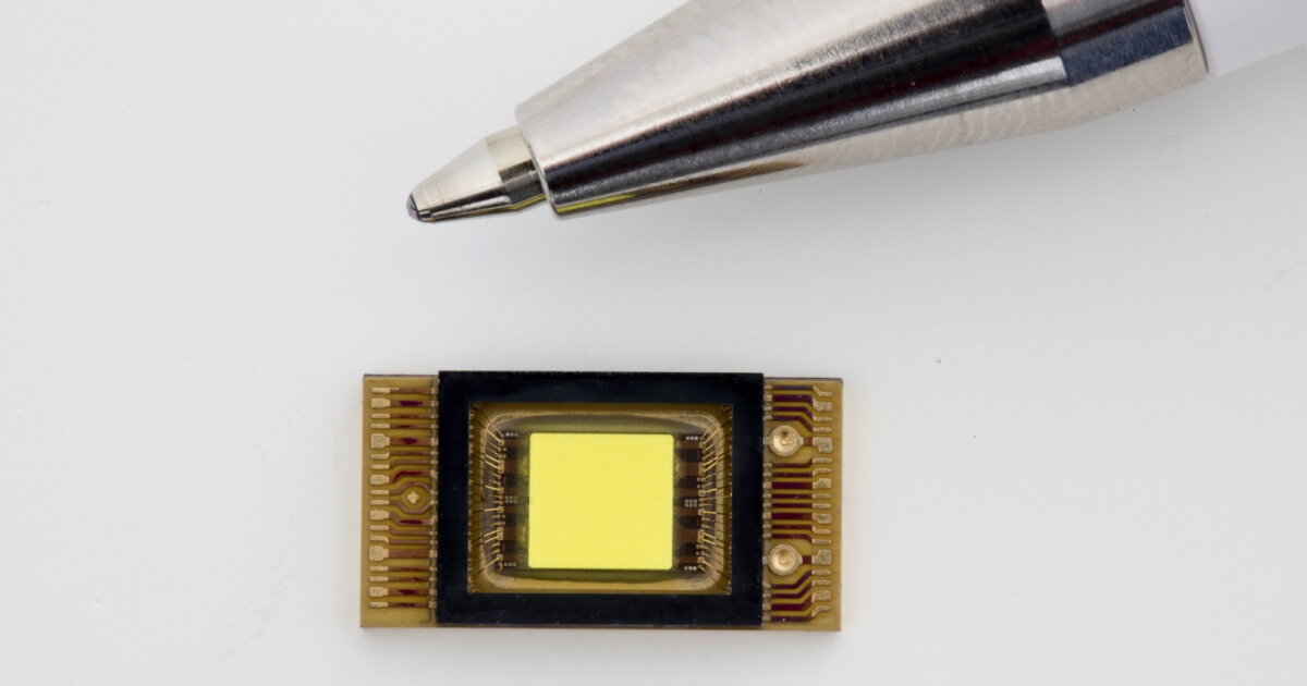 Daimler bends headlamp beams with smart pixels