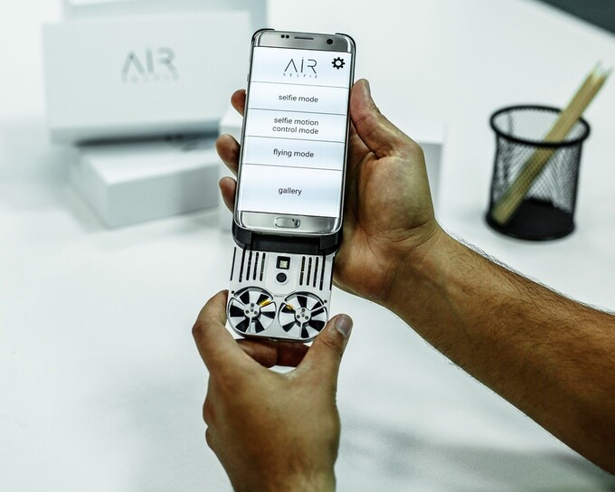 There are three different flight modes to choose from when piloting the AirSelfie drone