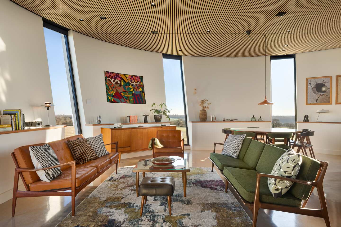 Tonwell Tower features an open living and kitchen area