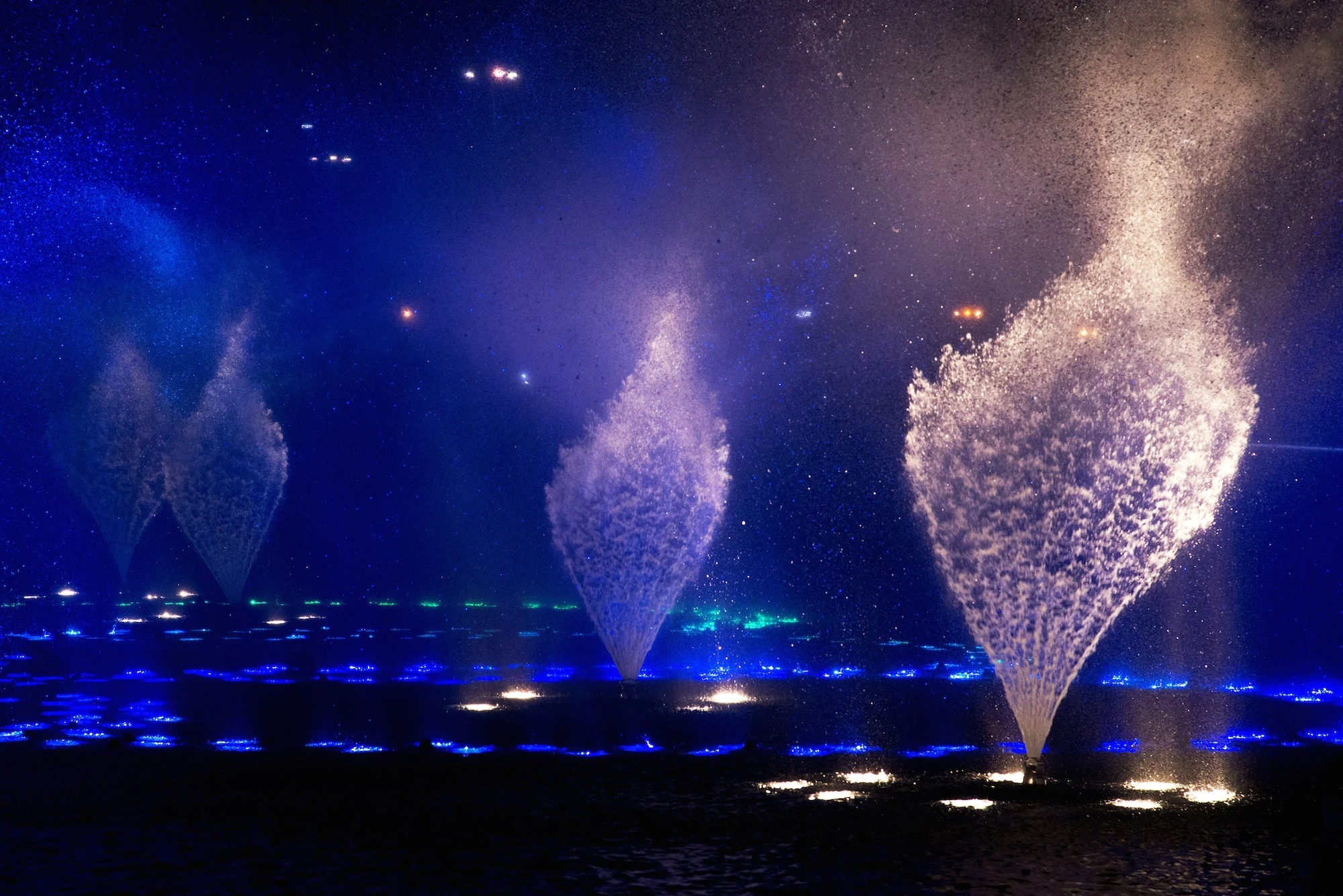 Rotating robotic arms produce arches and "pirouette" effects (Photo: WET)