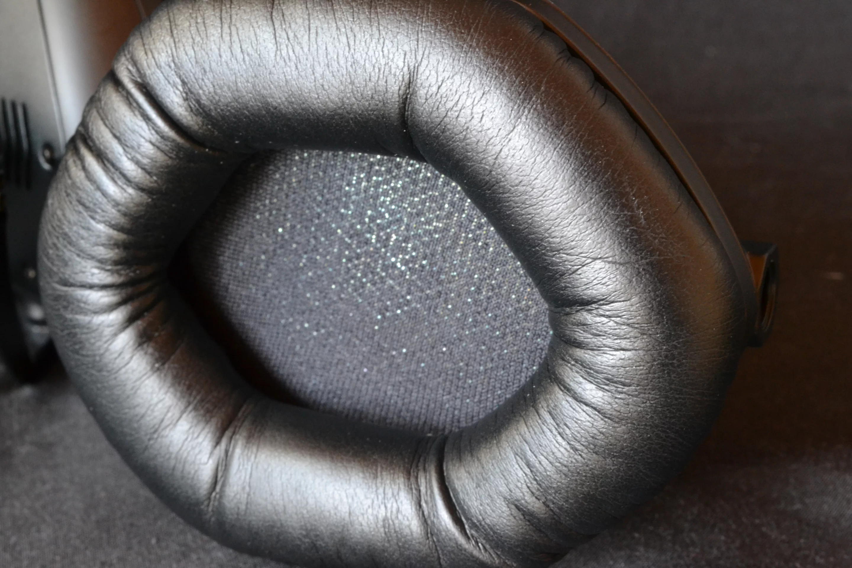 The diamond-shaped ear cavity measures 6 x 4 cm, beyond which is the faux-leather-covered ergosoft memory foam cushions