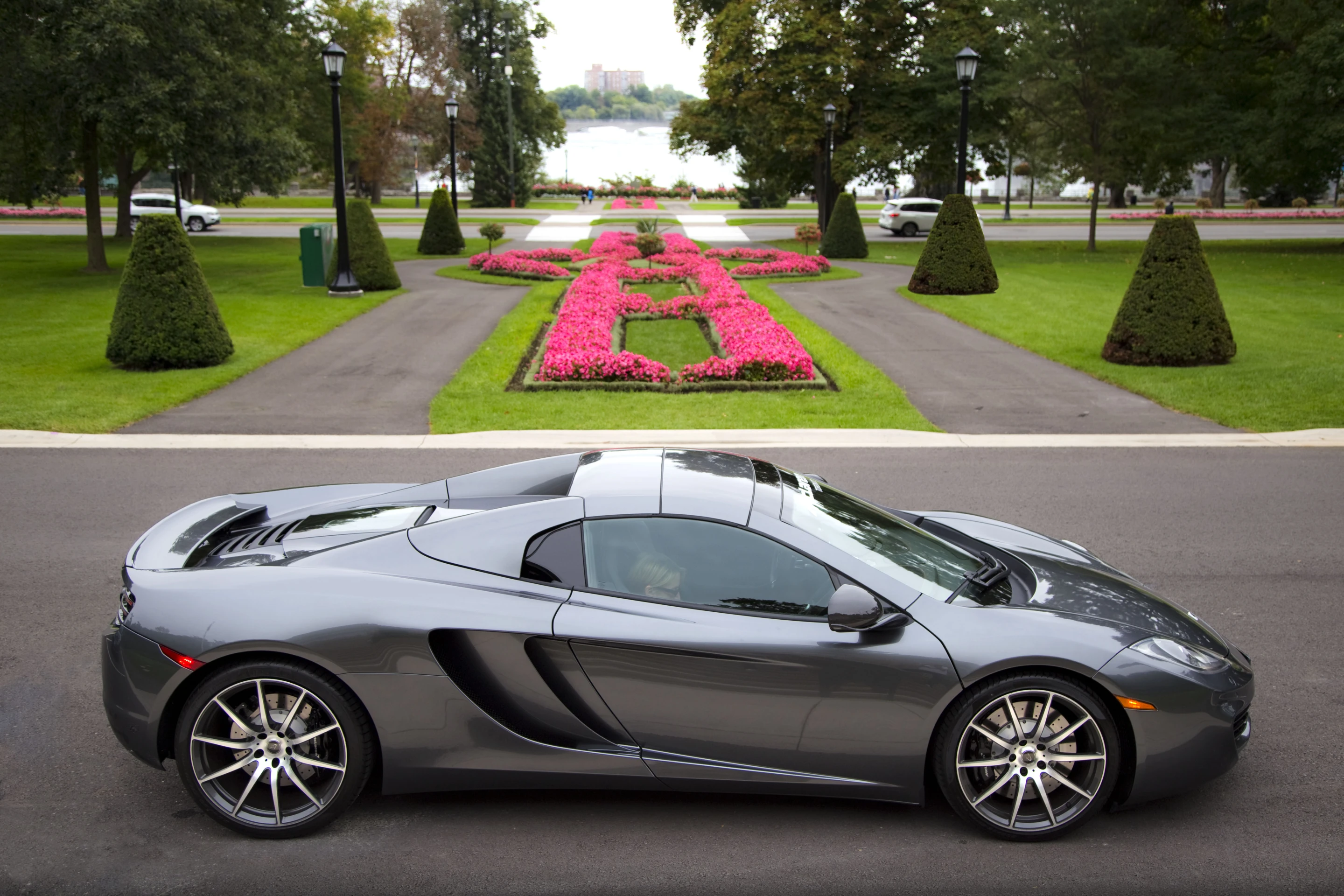the 12C Spider looking fantastic above Niagara Falls (Photo: Angus MacKenzie/gizmag.com)
