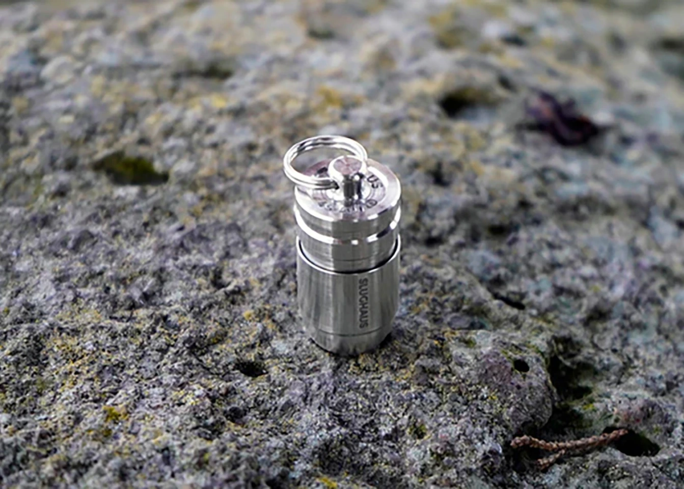 The Bull3t comes with a mini keyring and uses a simple twist to turn on