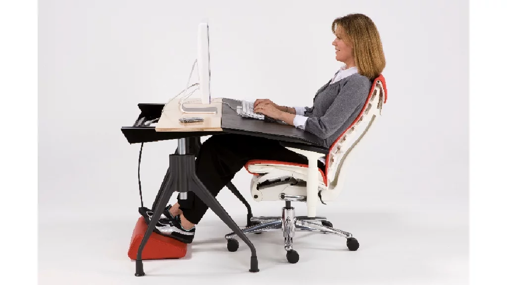 Working in conjunction with an ergonomic chair, the Envelop desk offers users comfort, reduces the risk of injury and is said to help increase productivity