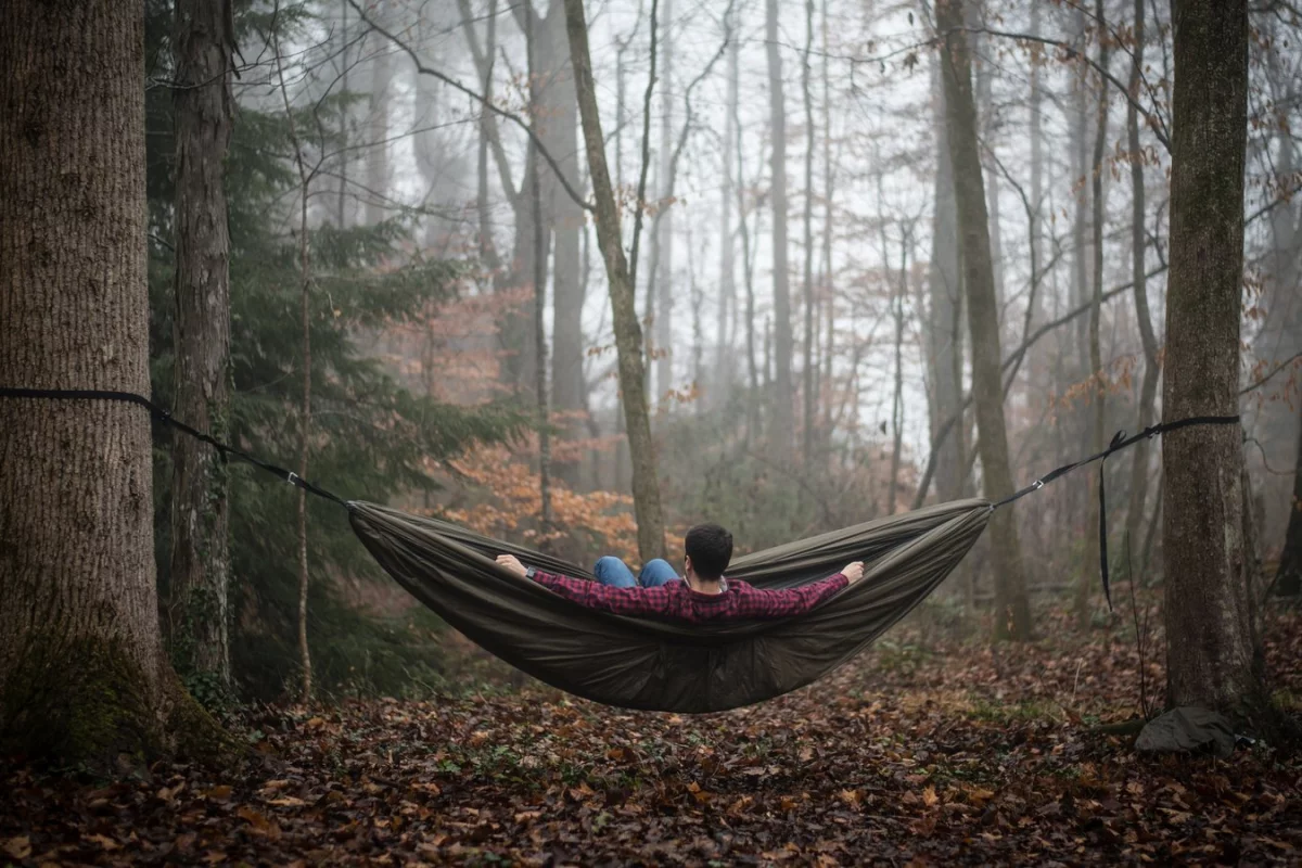 The Swayy hammock is suspended by aluminum alloy cinch buckles and carabiners, along with polyester and Dyneema webbing