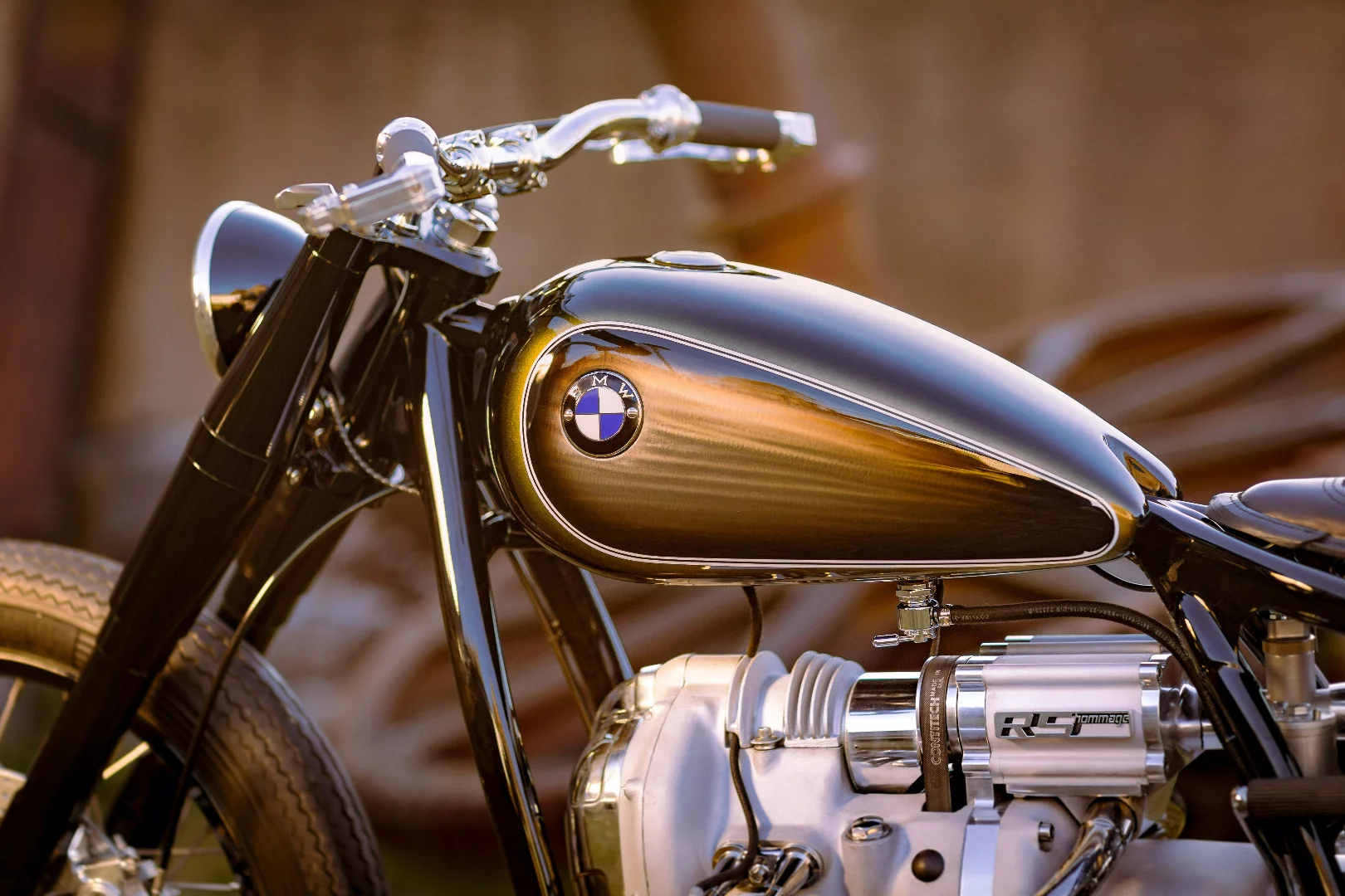 Håkan Lindberg from Sweden undertook the task of painting the R5 Hommage, opting to create a scaled effect that allows the steel to shine at the center