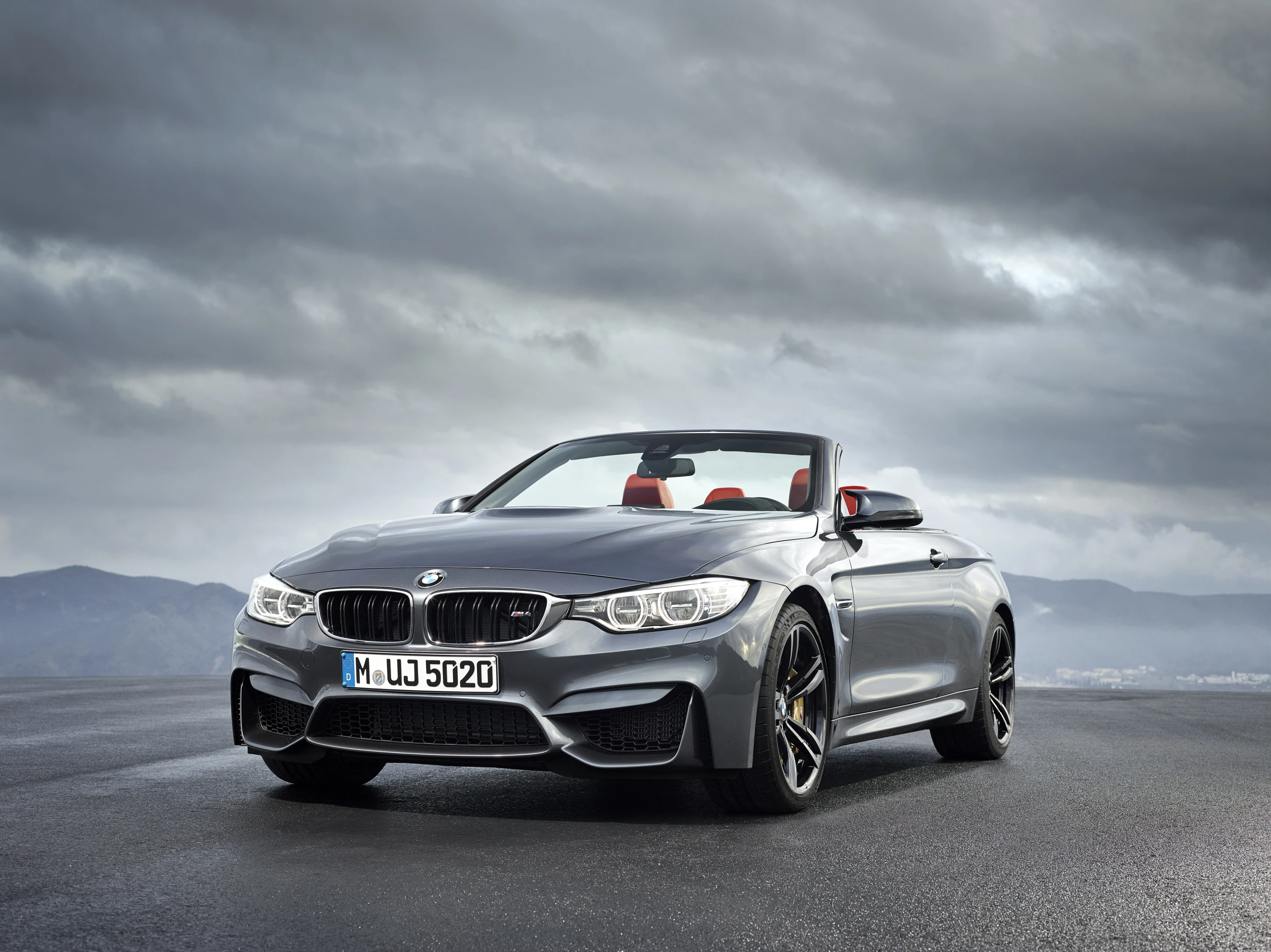 The convertible’s scalloped side flanks are placed nicely between serious bits of rubber mounted on 18 or 19 inch wheels, which in turn are encased safely in the M’s fluid haunches