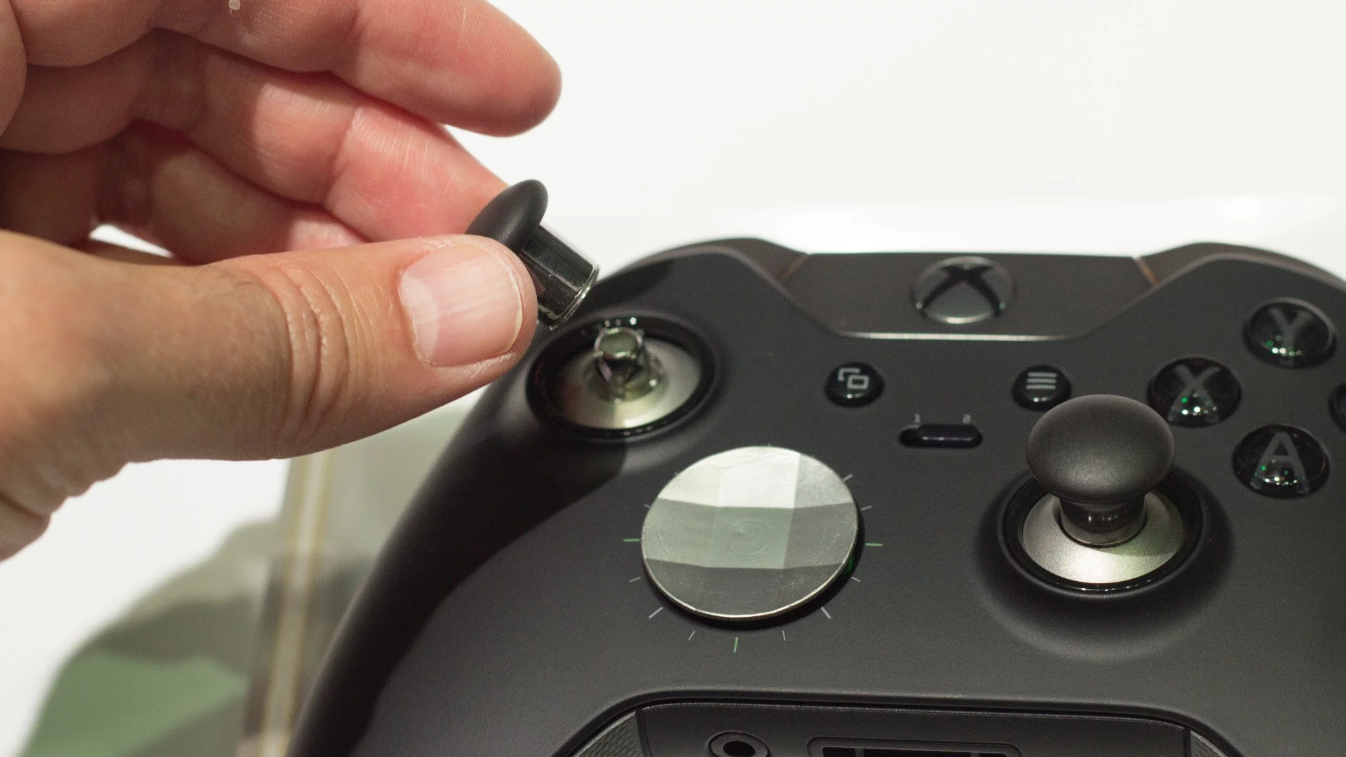 Gizmag goes hands-on with the new Xbox One Elite controller