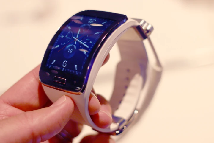 Gizmag goes hands-on with Samsung's boldest smartwatch to date, the Gear S