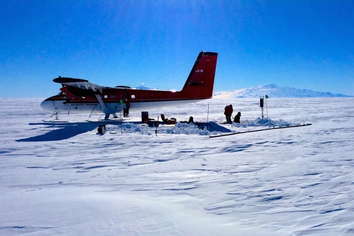 Researchers have found that the Ross Ice Shelf in Antarctica is "singing", which could help provide an early warning system for collapse