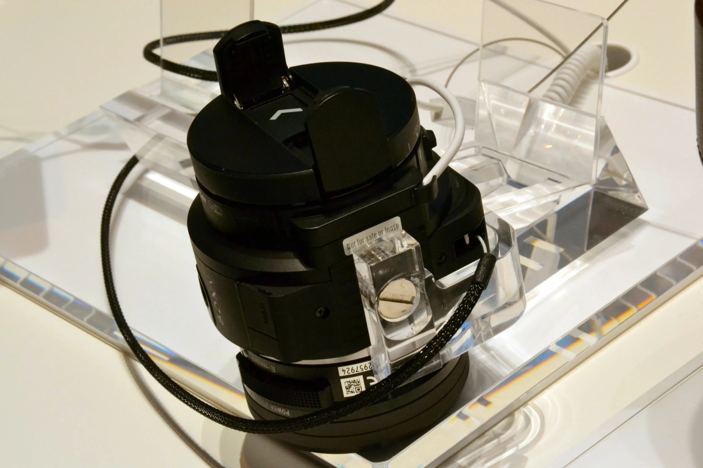Inside the barrel of the DSC-QX1 there's the same BIONZ X image processor we've seen in cameras like the A5100 and A7(Photo: Paul Ridden/Gizmag)