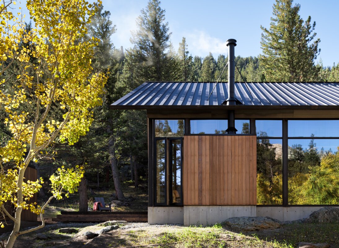 Zero-carbon cabin trades modern convenience for mountain simplicity