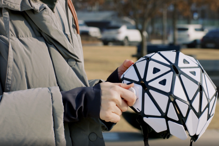 The Windwire cable system tightens the Rava helmet into one piece and