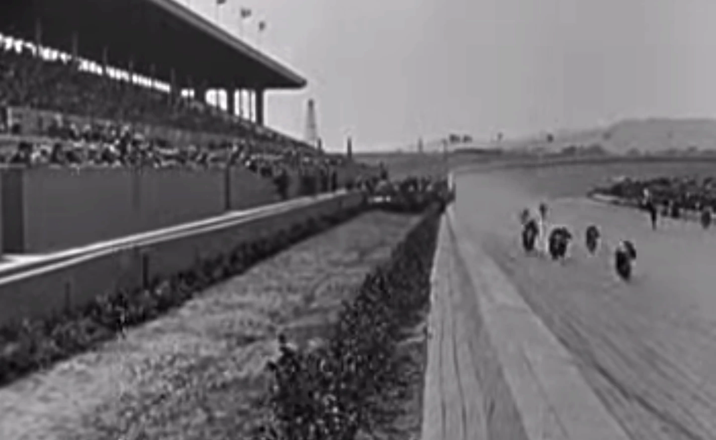 A screen grab from a very informative video about Board Track Racing in 1920. Be sure to watch the video at the foot of the page too.