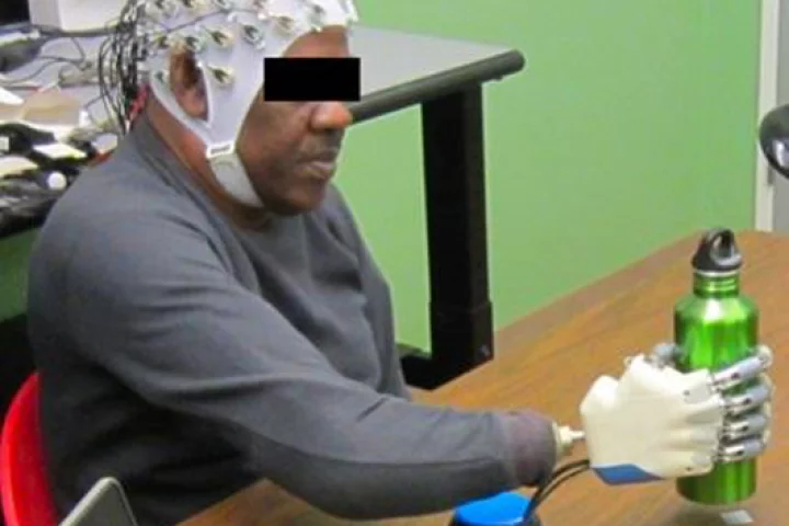Researchers at the University of Houston have demonstrated grasping using EEG-based BMI control of a multi-fingered prosthetic hand (Photo: University of Houston)