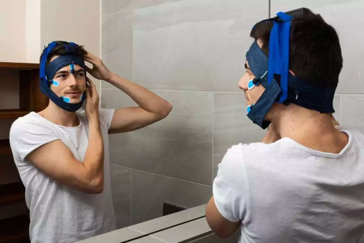 SleepLoop detects brain waves associated with the deep sleep cycle, then emits a clicking audio signal to help its wearer maintain that state