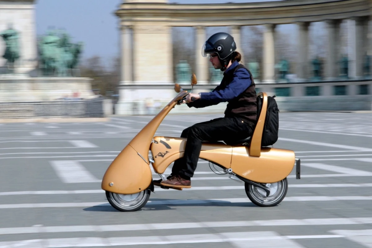 The MOVEO folding electric scooter