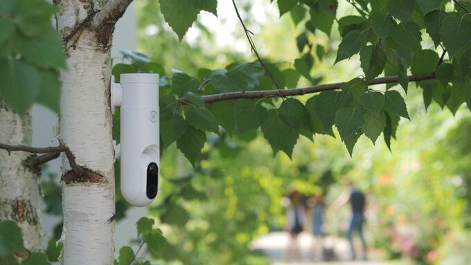 The Eyecloud Cam is secured in place using a magnetic mount
