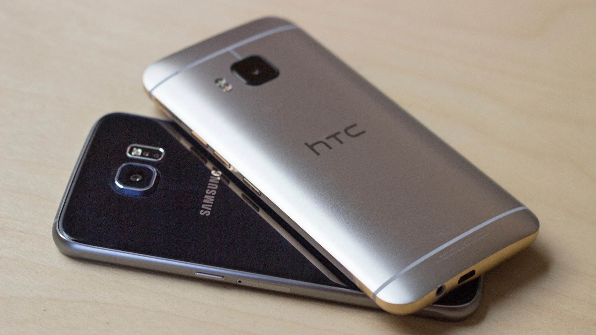 Trying to decide between the HTC One M9 (top) and Samsung Galaxy S6? Gizmag goes hands-on to compare the two
