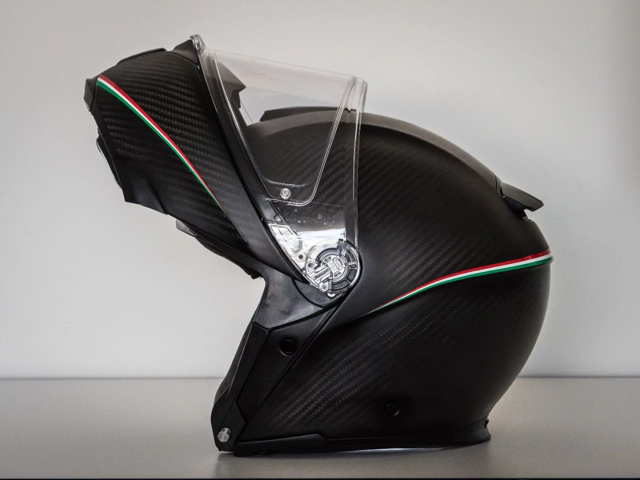 AGV SportModular: full carbon fiber construction includes 3K weave for both the shell and the chinpiece, an industry first