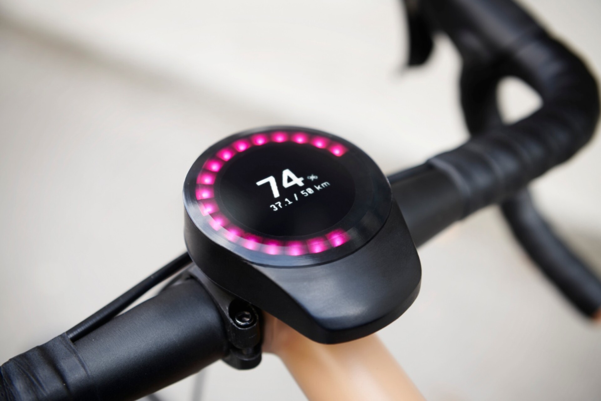 SmartHalo 2 bike computer puts fitness info in a cyclist's field of view