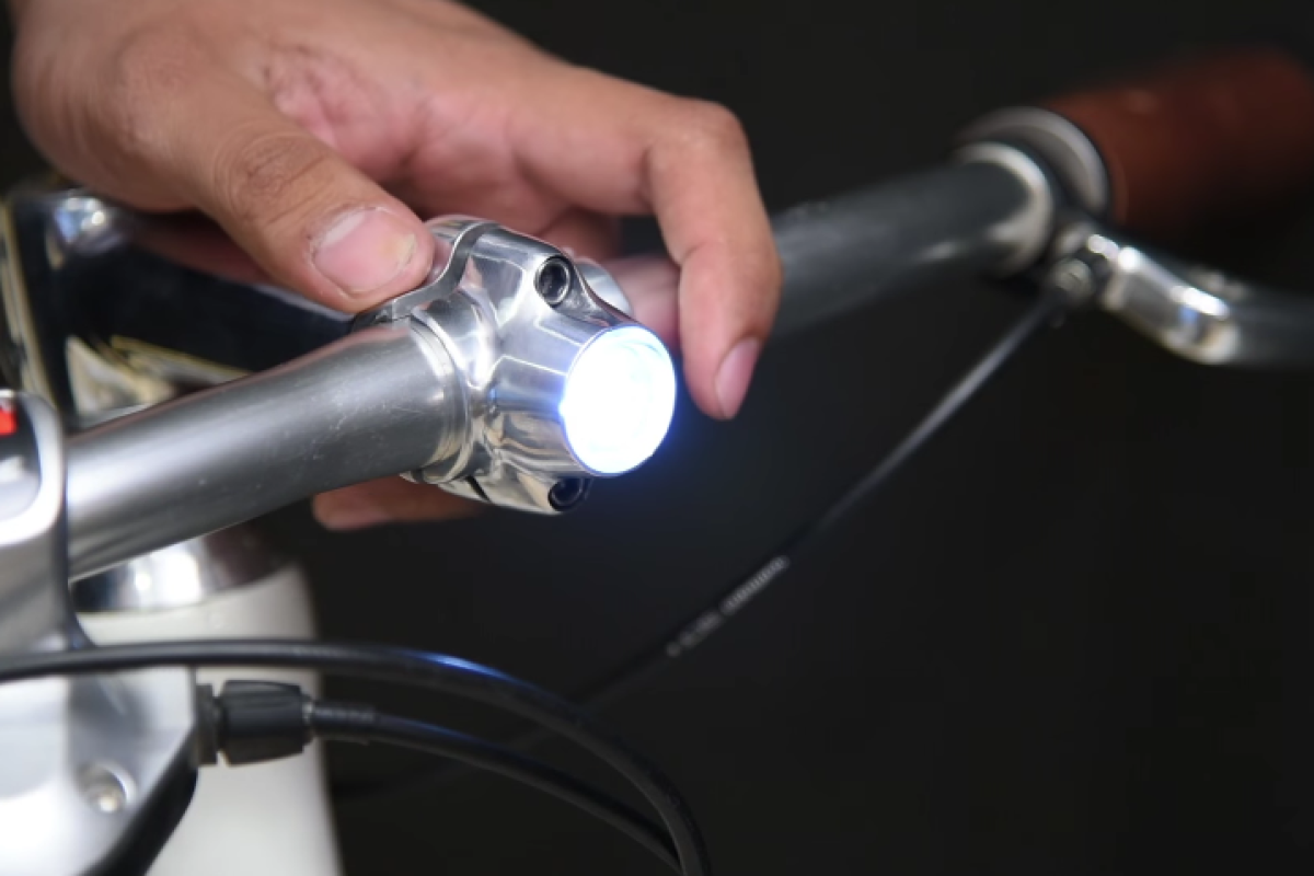 Stemintegrated bike light stays onboard and unobtrusive