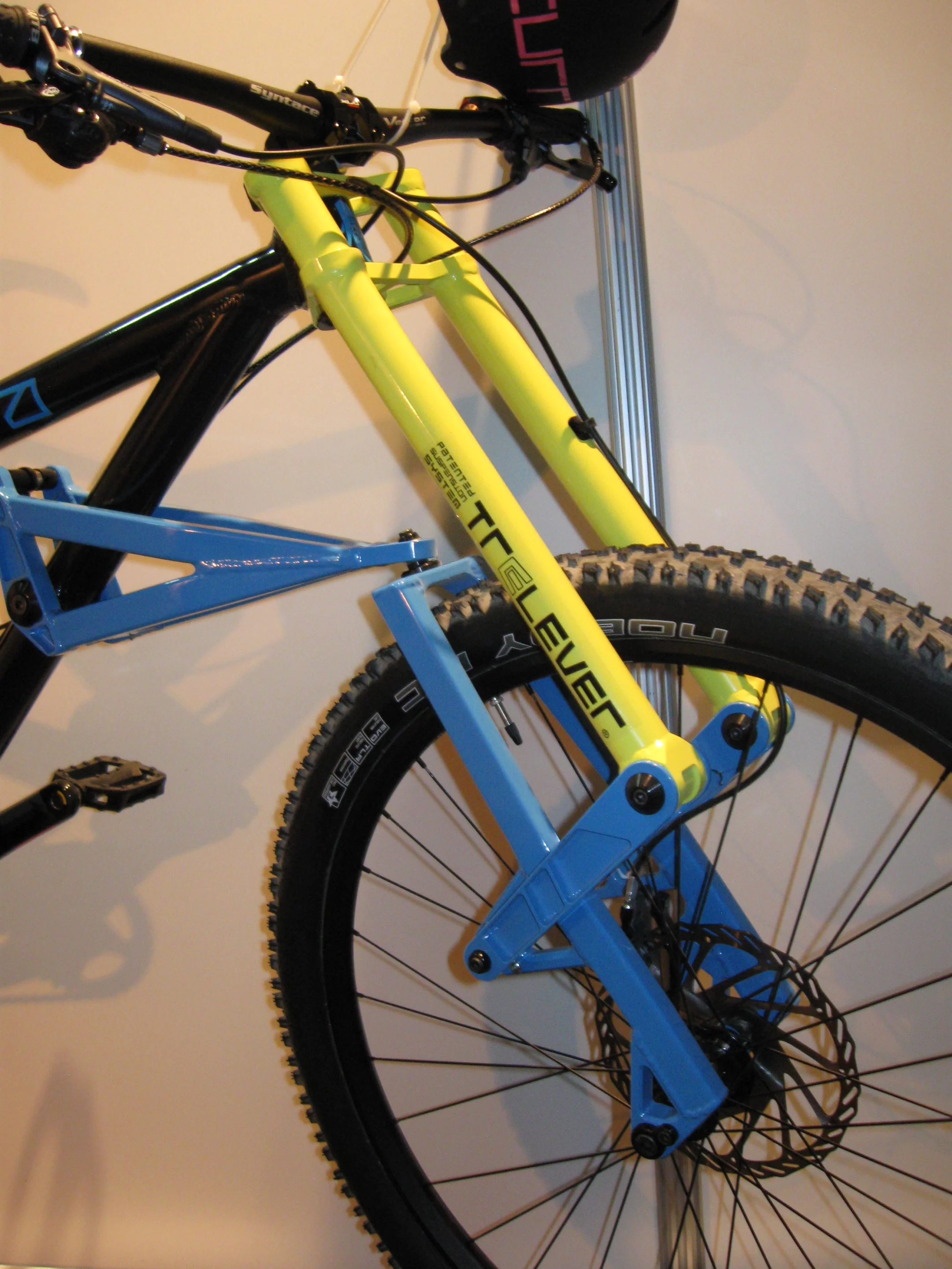 The pivoting parallelogram linkage system