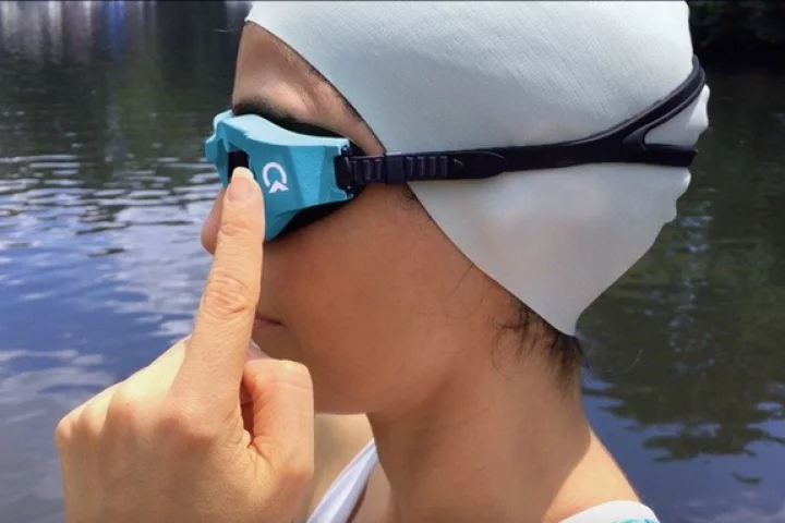 Users store headings on OnCourse Goggles just by looking at their destination and pressing a button