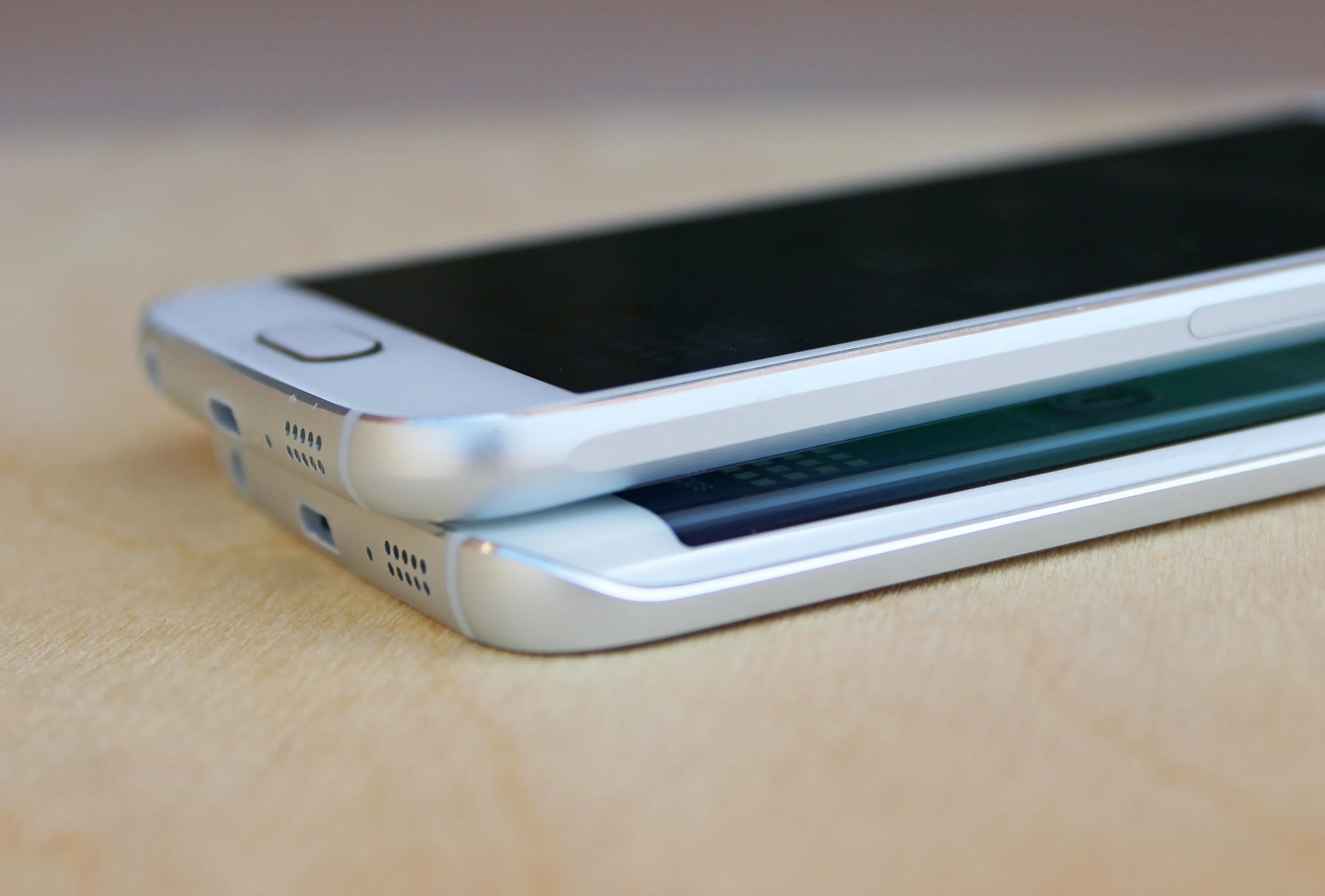 Galaxy S6 edge (bottom), beneath the Galaxy S6 (Photo: Will Shanklin/Gizmag.com)