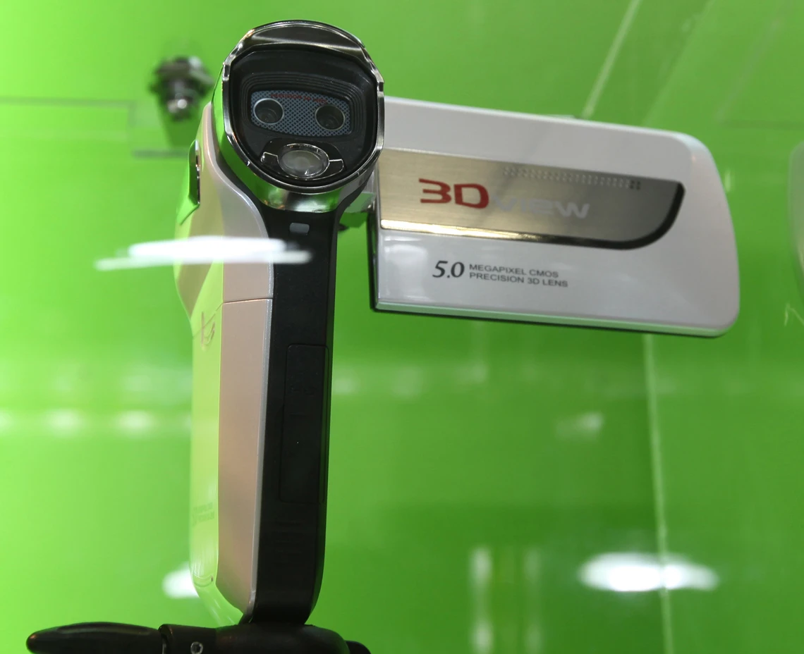 The DXG DVX-5D7 3D camcorder