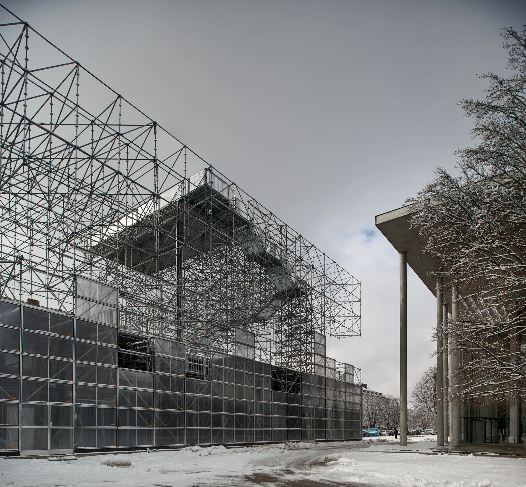 The building is primarily constructed from scaffolding and other reusable parts (Photo: Rainer Viertlböck, 2013 © Fotograf / Pinakothek der Moderne)