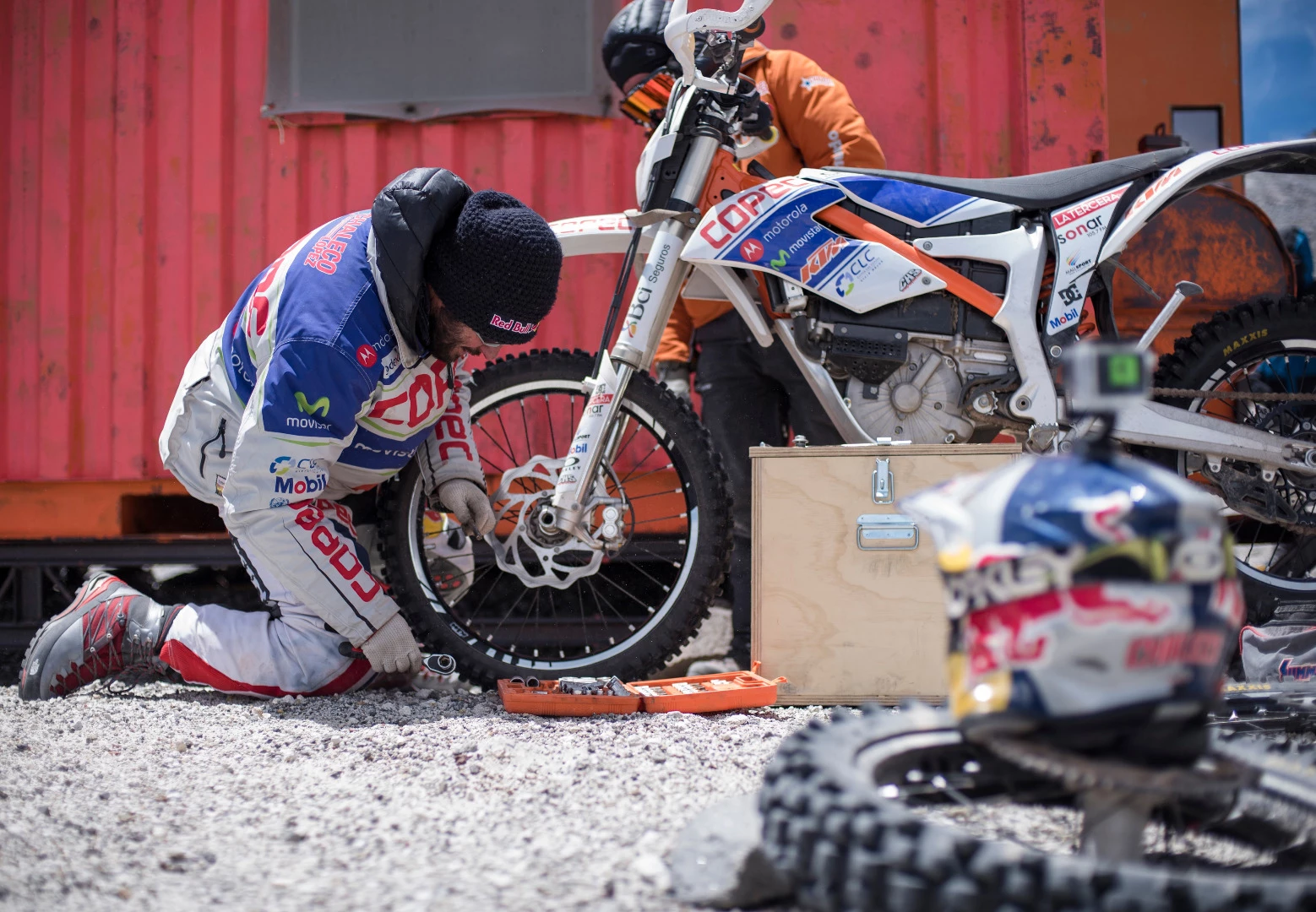 The preparation of the KTM Freeride E-XC focused on shielding the electric components from extremely low temperatures