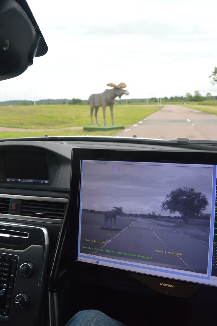 A number on the display shows the system can track the distance to the hazard (Photo: Gizmag)