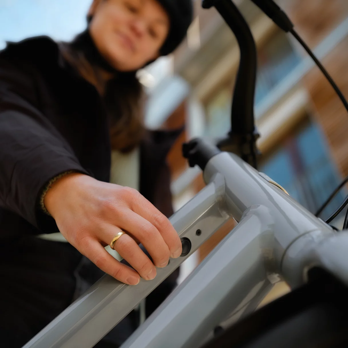 The power button under the top tube also controls the frame-integrated display
