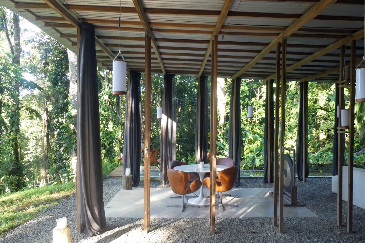 The Open Jungle House's floor is made up of gravel covering the soil beneath, as well as some concrete and wooden platforms
