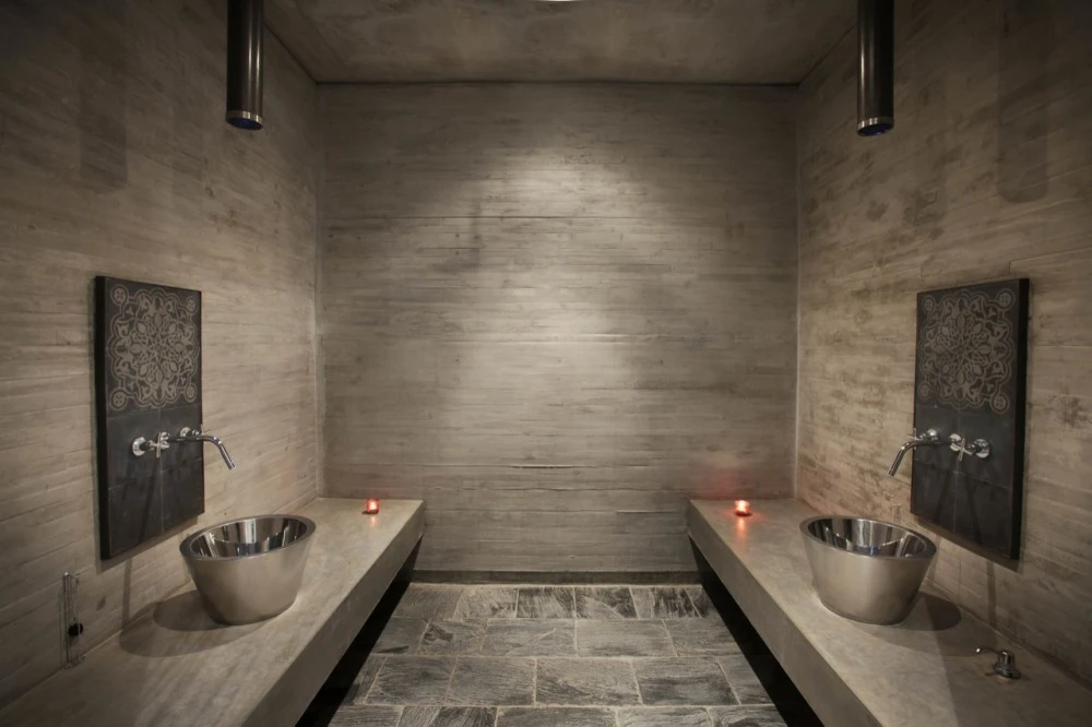 Entre Cielos' concrete bathroom