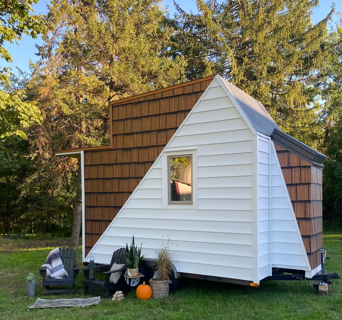 Cody Makarevitz from CoMak Tiny Homes in Pennsylvania has recently transformed an old mobile hunting cabin into a stunning micro house on wheels