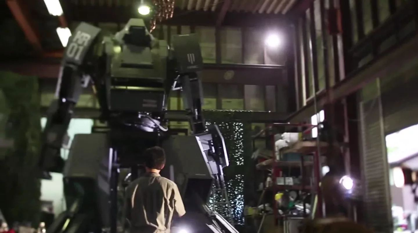 Japanese artist Kogoro Kurata has unveiled a 13 ft (4 meter) tall, 9900 lb (4500 kg) prototype mecha robot called Kuratas