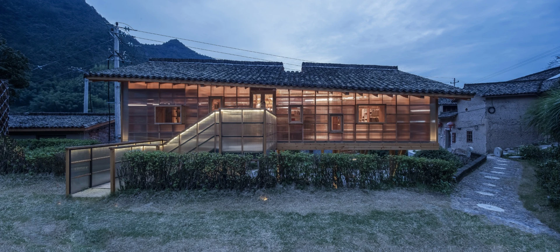 The Mountain House in Mist is located in a remote mountainous village in China
