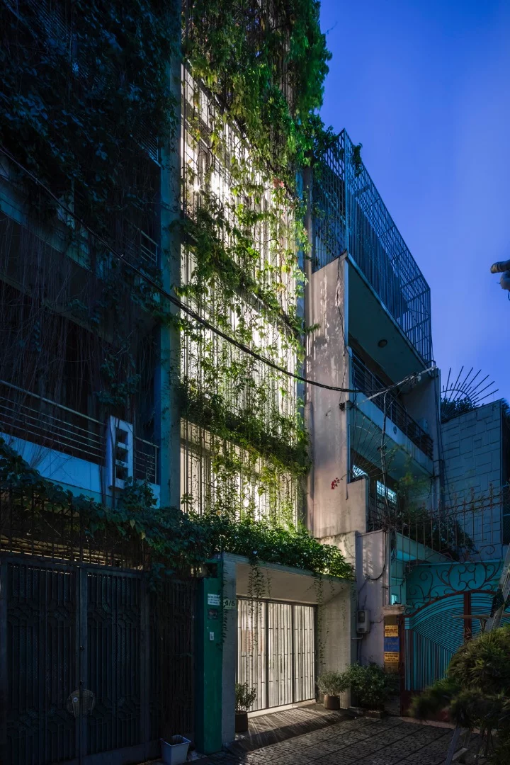 The Breathing House measures just 3.9 m (12.7 ft)-wide but is 17.8 m (58 ft)-deep