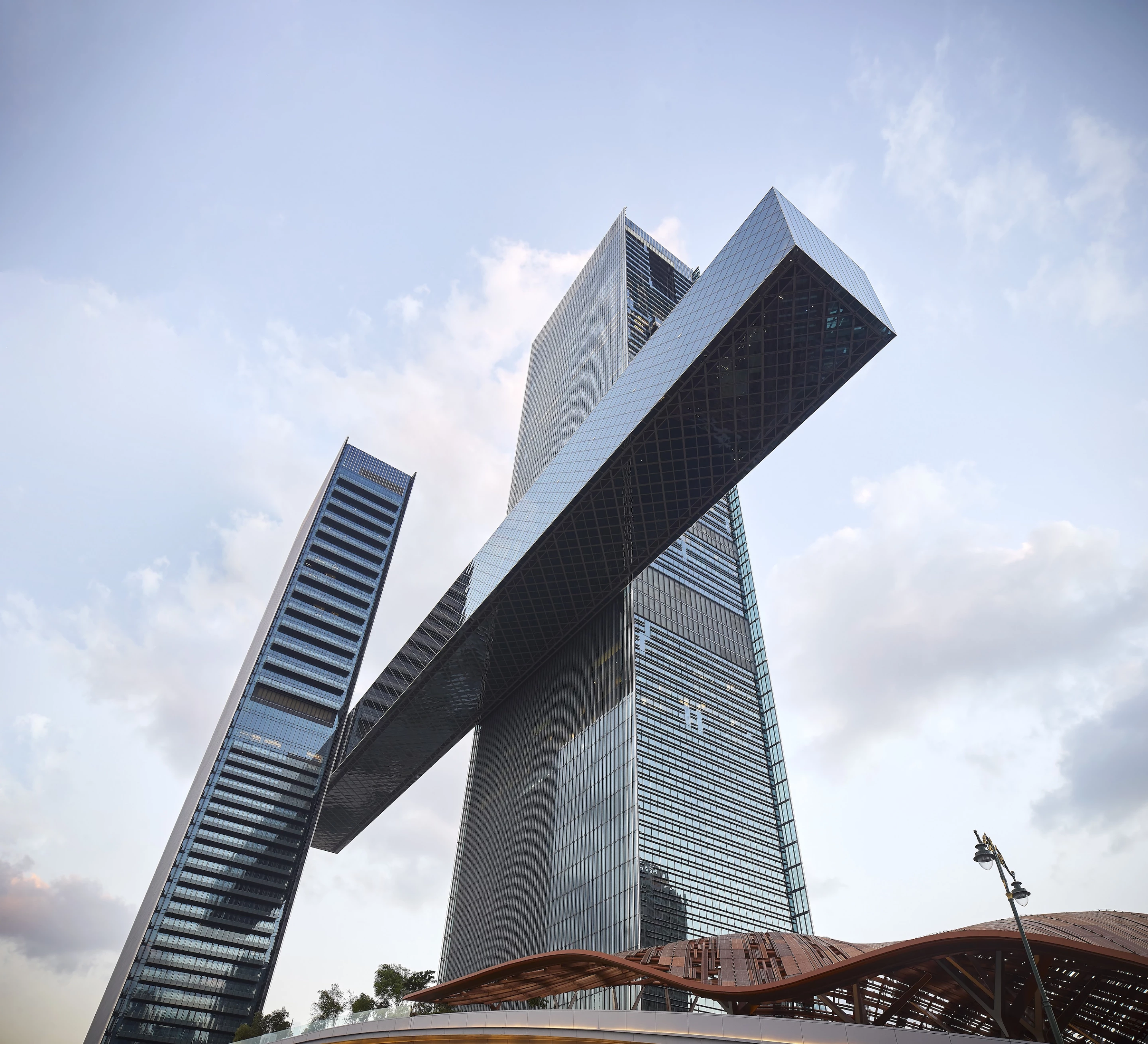 One Za'abeel consists of two skyscrapers which rise to a height of 235 m (770 ft) and 305 m (1,000 ft), respectively